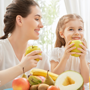 Mujer y niña comiendo frutas