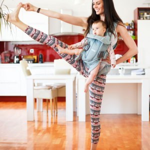 10 ejercicios para entrenar con tu bebé y recuperar la forma física tras el parto sin prisas