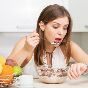 Comer deprisa puede perjudicar gravemente la salud
