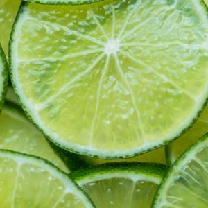 Consumir limón diariamente ayuda a que la piel luzca más radiante y saludable
